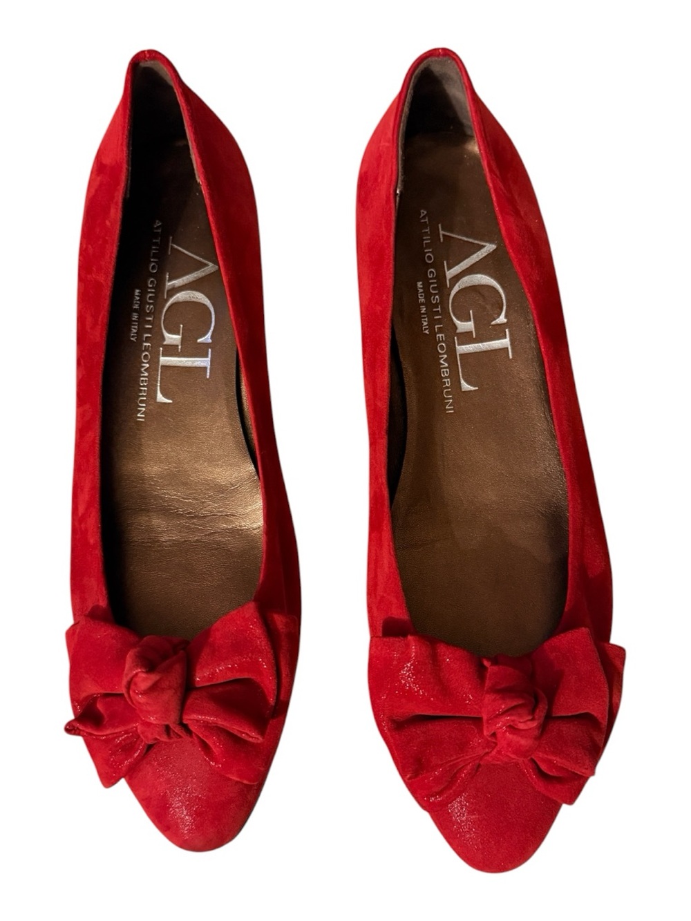 AGL (Attilio Giusti Leombruni) Red suedeStyle: Pointed-toe ballet flat knot bow